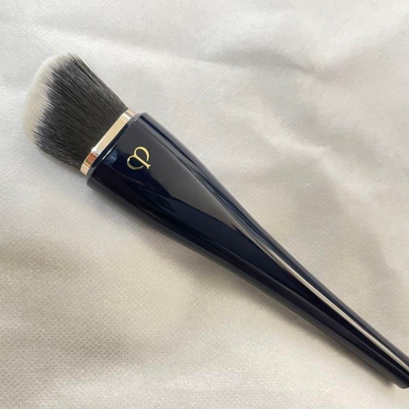 Clé de Peau Beauté High Coverage Foundation Brush - Image 2