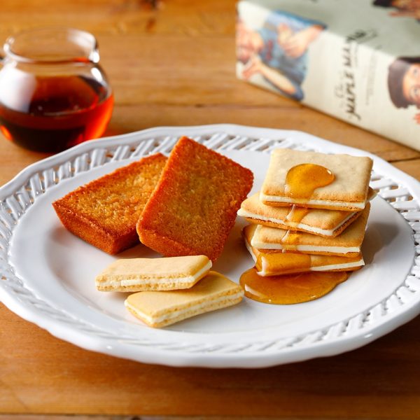 The Maple Mania Maple Syrup Sandwich Cookies & Cakes Gift Box (18 pieces)
